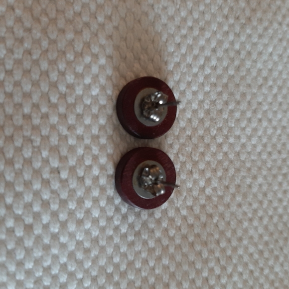 Wood stud earrings - Picture 3 of 4